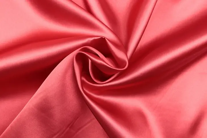 Satin rose drapé