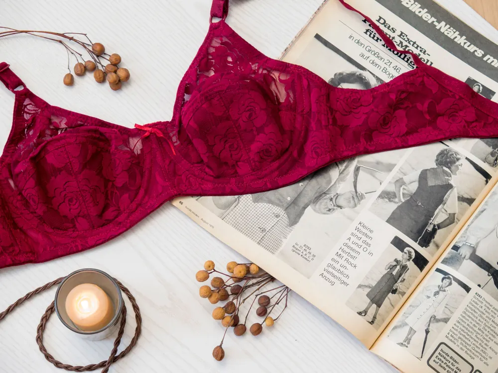 Soutien-gorge en dentelle grenadine posé sur un magazine ancien