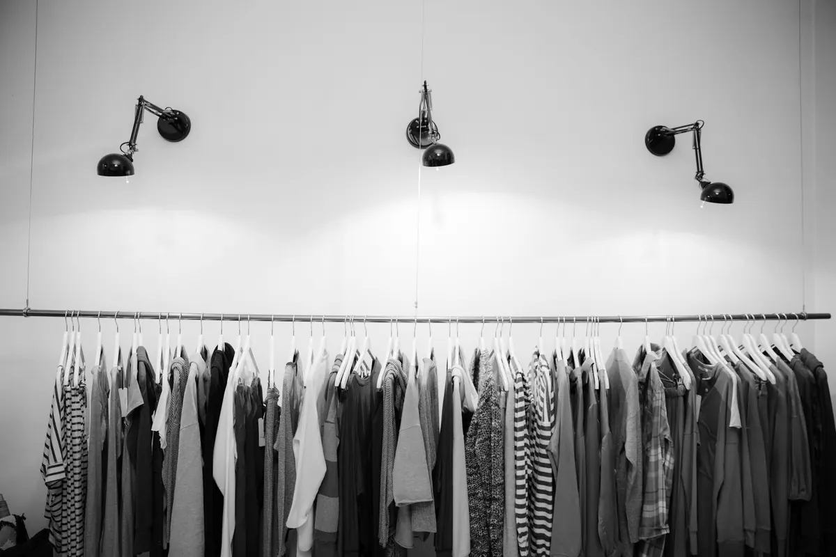 Portant en noir et blanc, image d'illustration : acheter des sous-vêtements usés