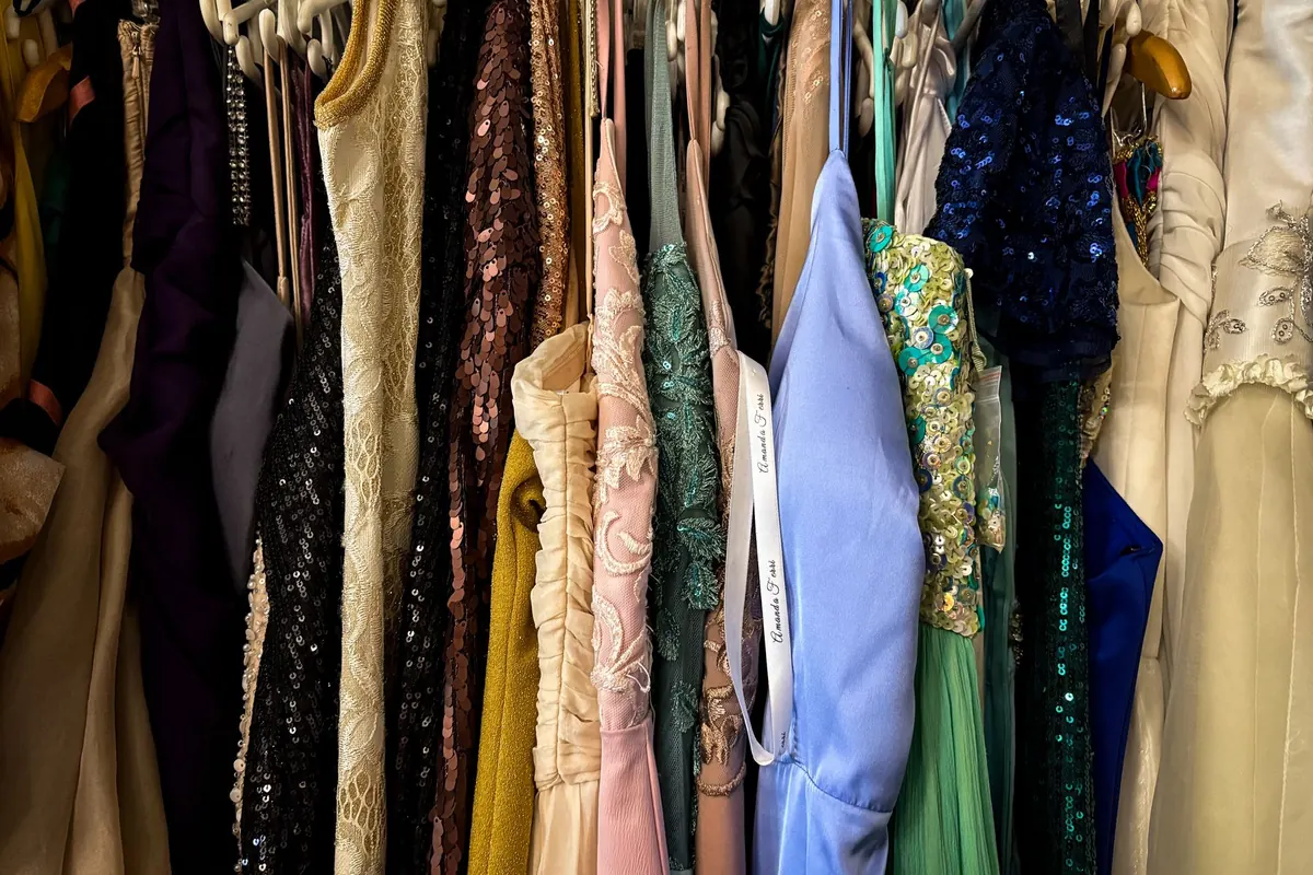 Robes sur un portant, en illustration de « acheter des sous-vêtements usés »