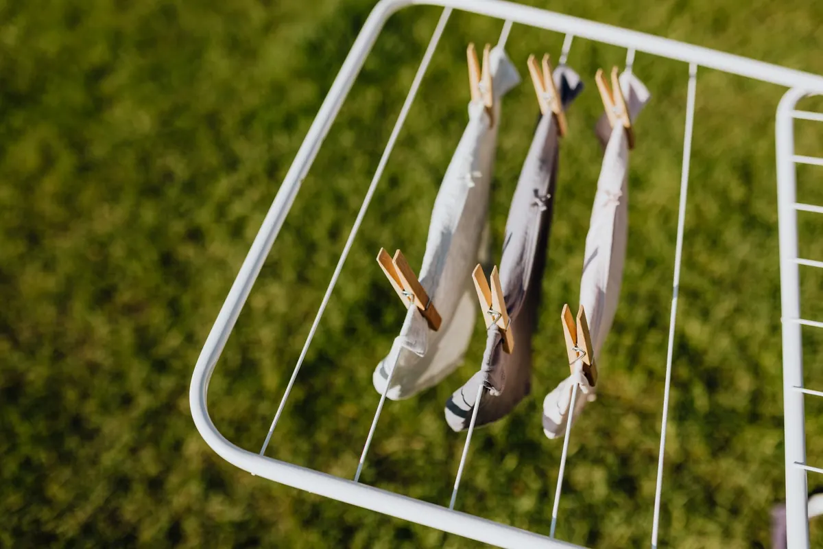 Culottes sur un étendoir dans l'herbe, image d'illustration : astuces pour vendre ses culottes sales