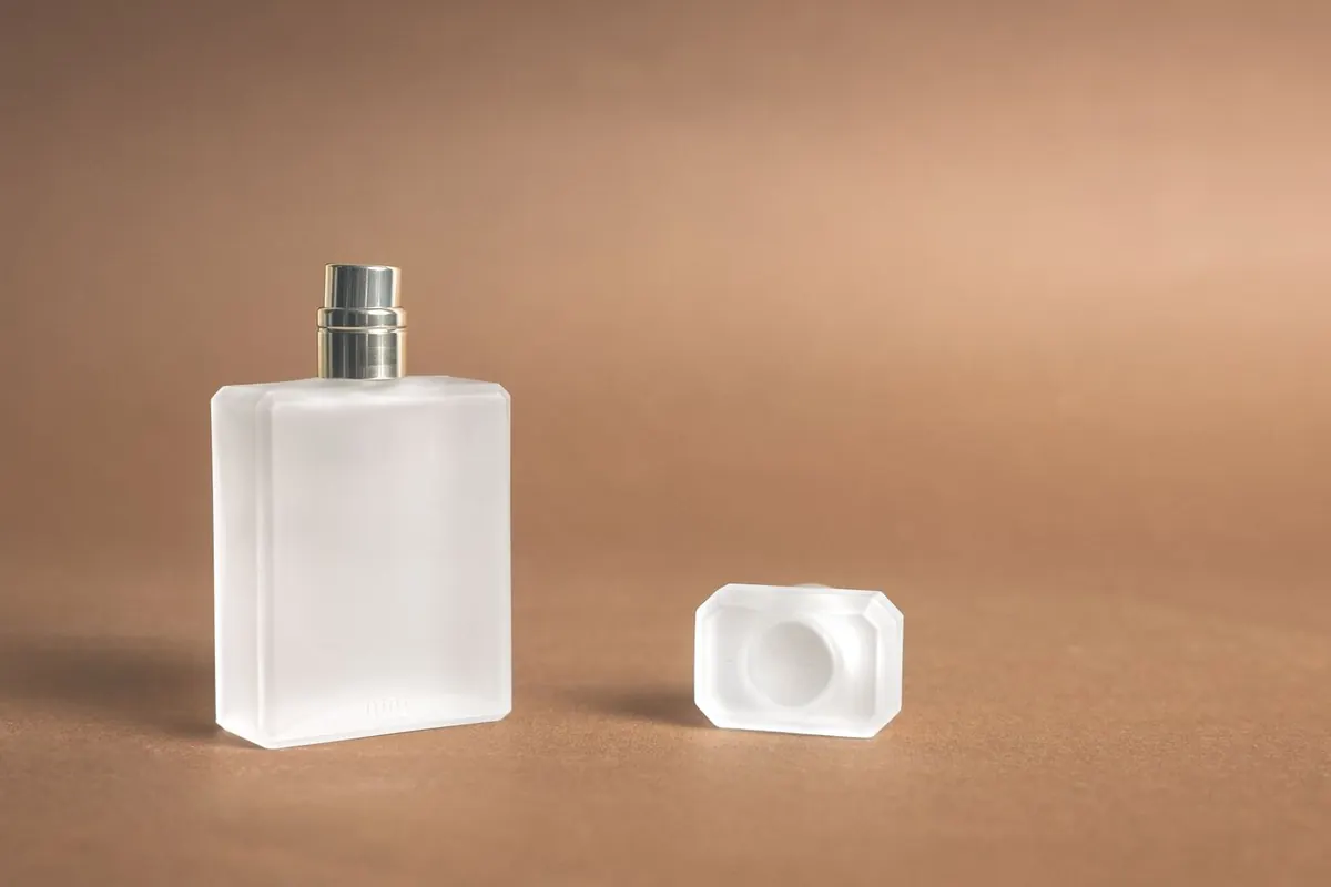 Flacon de parfum givré, en illustration de « renifler la culotte »