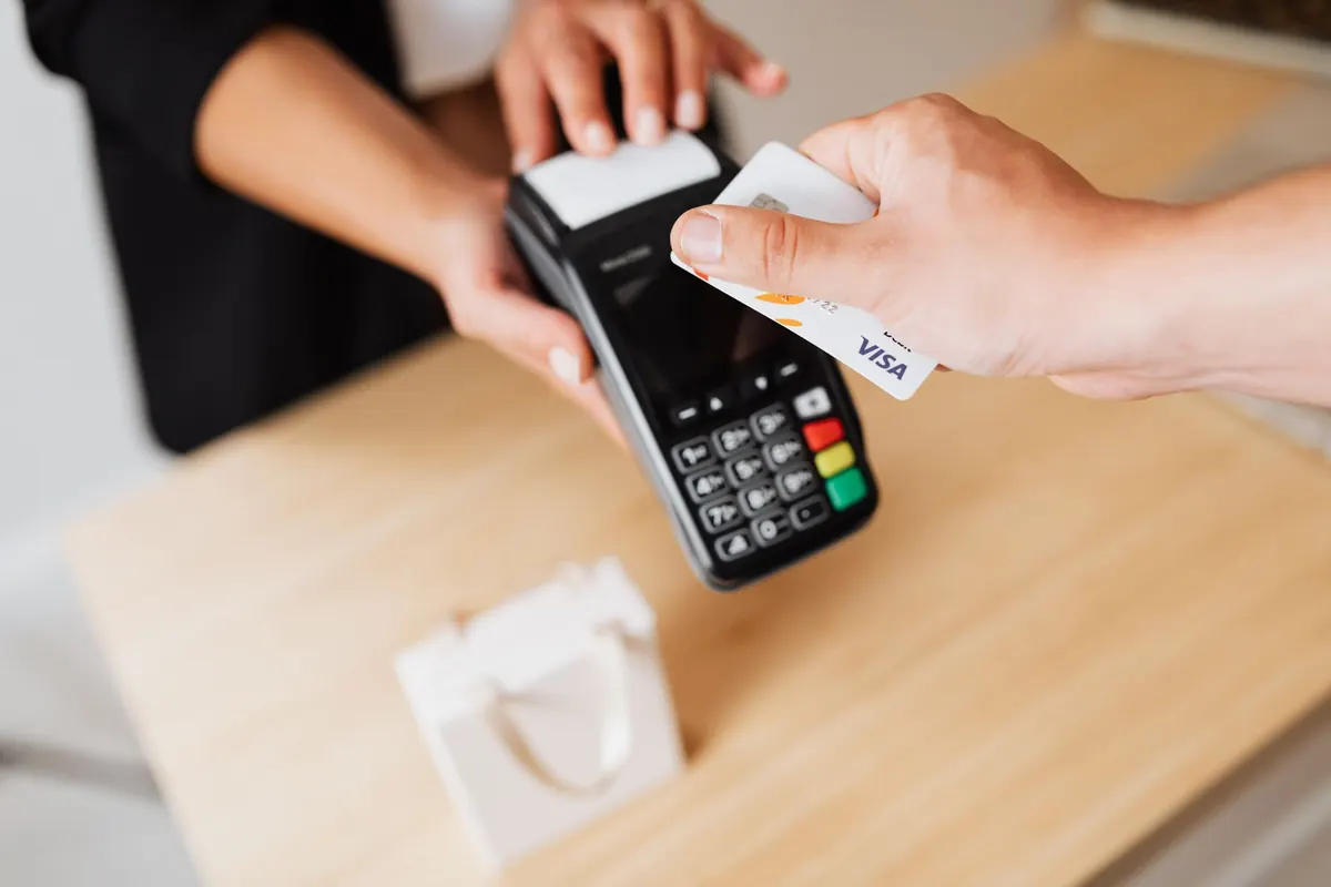 Paiement sans contact avec une carte, en illustration de « string sale vinted »
