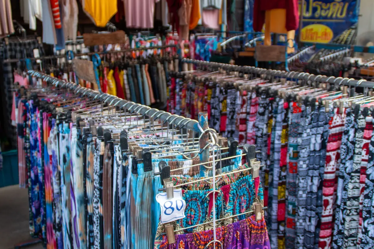 Portant de vêtements colorés, en illustration de « string sale vinted »