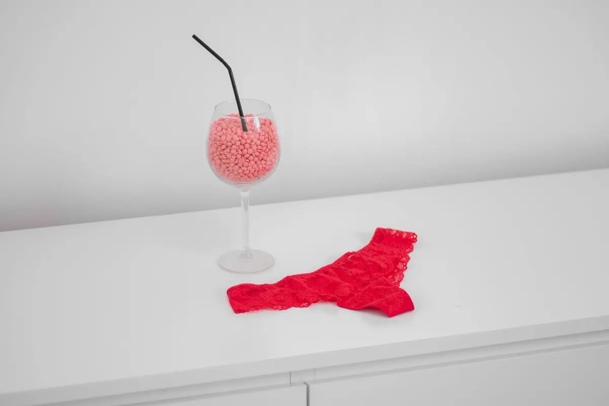 String rouge sur une commode, image d'illustration : string sale vinted
