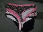 Deux tanga brésiliens et une culotte utilisés