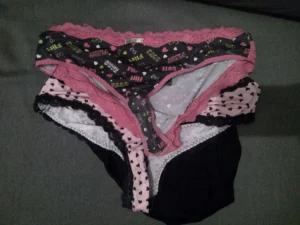 Deux tanga brésiliens et une culotte utilisés