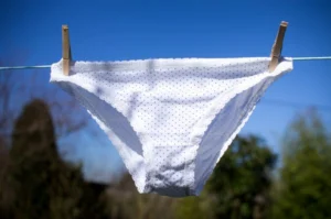 String dentelle noir/ EN RUTPURE /dispo sur commande