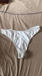 petit string blanc souillé