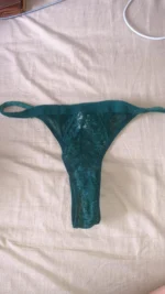 string vert en dentelle porté