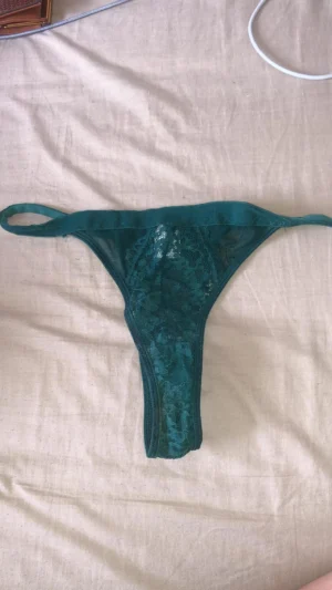 string vert en dentelle porté