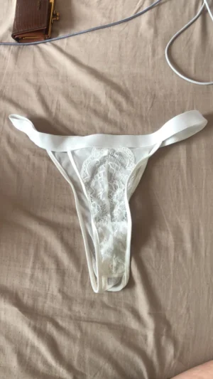 string en dentelle sale