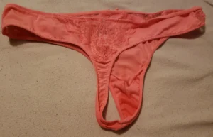 Beau string parfumé et très humide pour vous !