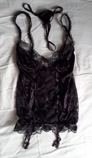 ensemble bustier avec porte jarretelles et string
