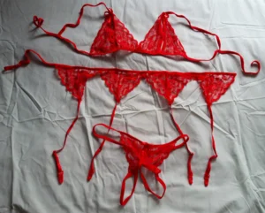 ensemble string fendu, soutien gorge, porte jarretelle