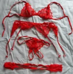 ensemble string fendu, soutien gorge, porte jarretelle, menottes