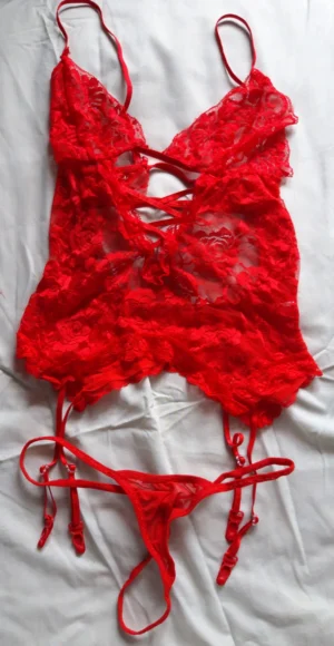 ensemble bustier avec porte jarretelles et string