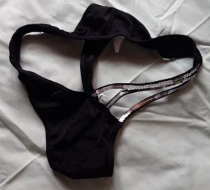 string noir avec sequins