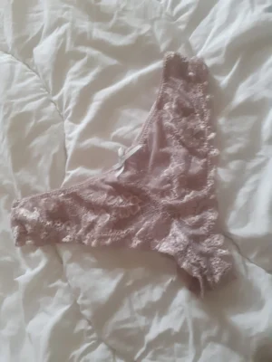 String dentelle après acte