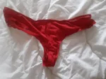String rouge derrière dentelle après acte