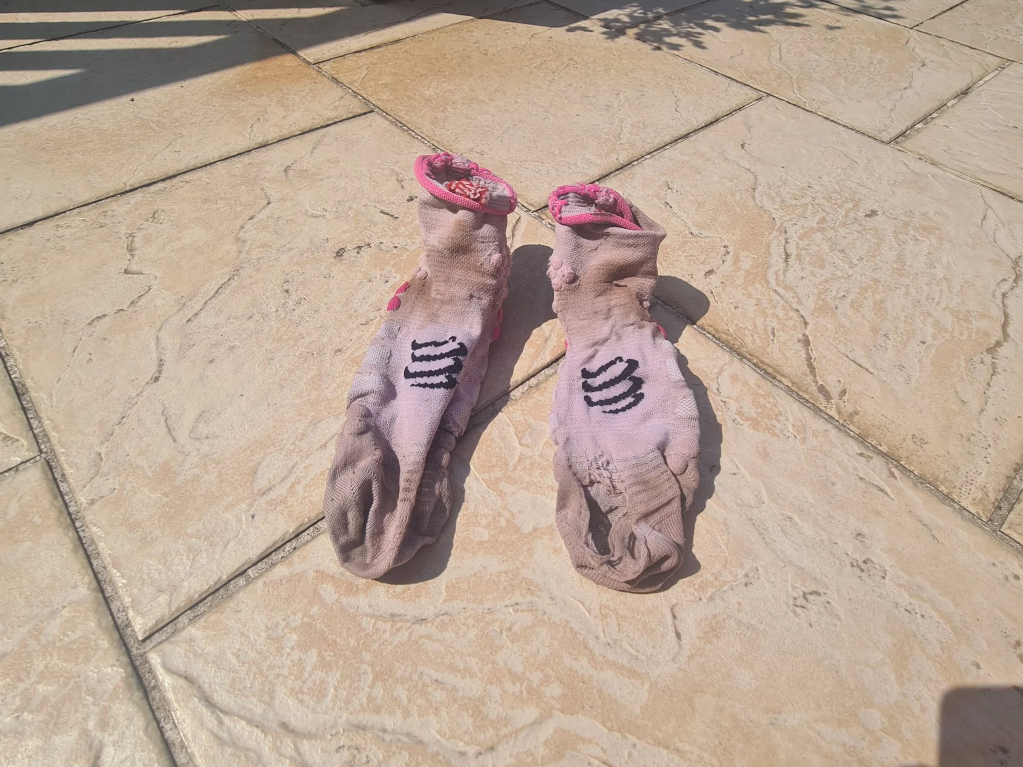Chaussettes de course à pied sales et odorantes