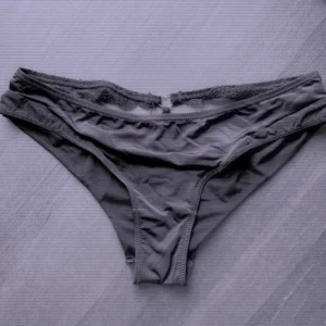 Tanga à fente, humide et collante