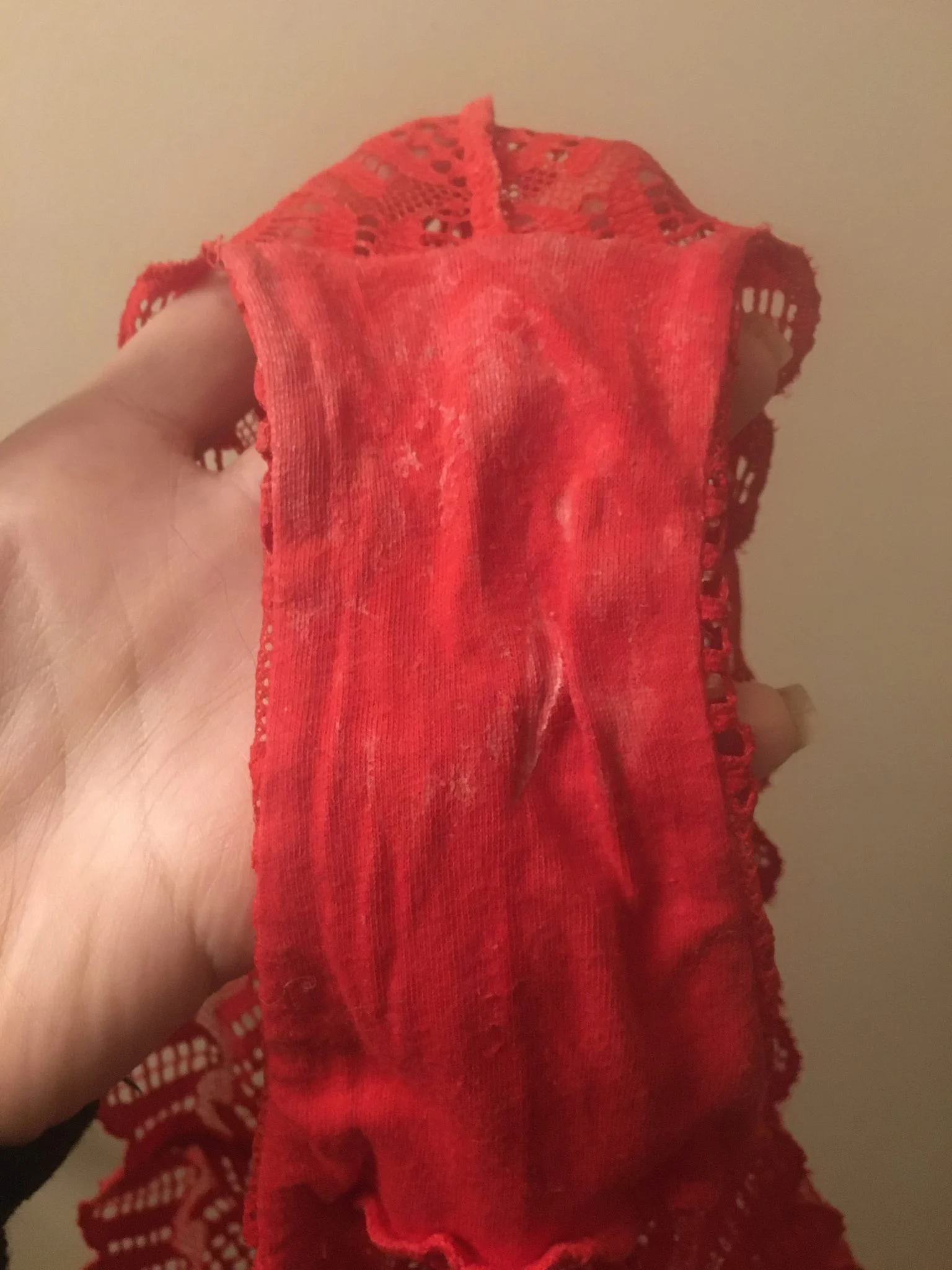 Belle culotte rouge mouillée