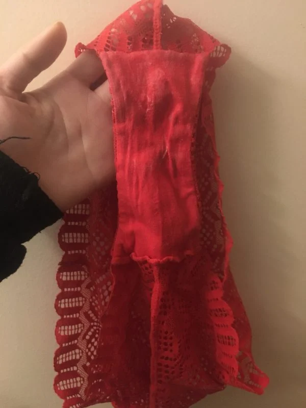 Belle culotte rouge mouillée – Image 2