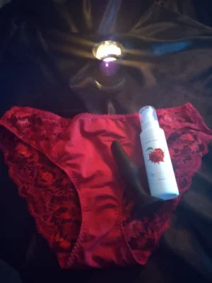 Dentelle rouge Aubade, plaisir anal…
