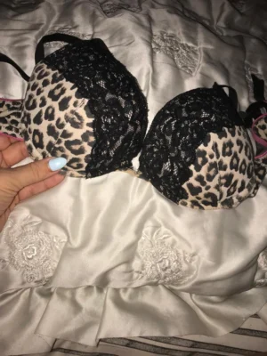 Soutien à gorge léopard d’une grosse coquine