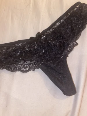 String dentelle noir