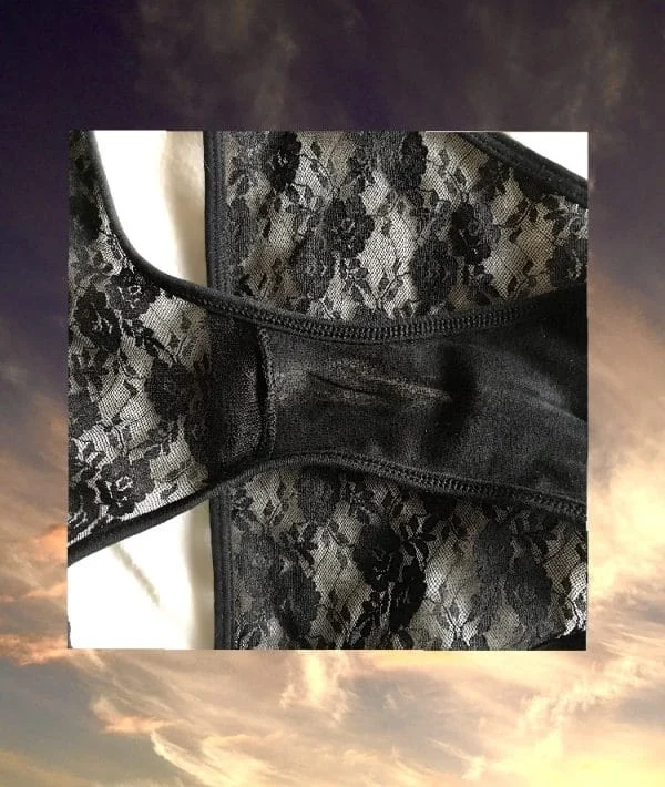 Jolie culotte en dentelle noire sale: deux jours et début de règles – Image 2