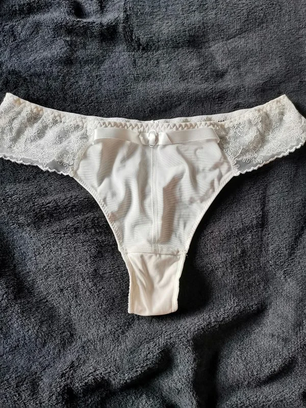 Jolie petit Tanga, string porté et mouillé – Image 2