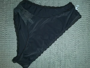 Petite culotte noire avec mouille