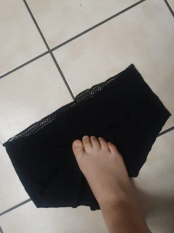 Petite culotte noire avec restes cyprine + restes period (conservée en sachet fermé) – Image 2