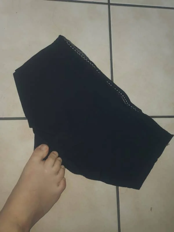Petite culotte noire avec restes cyprine + restes period (conservée en sachet fermé) – Image 3