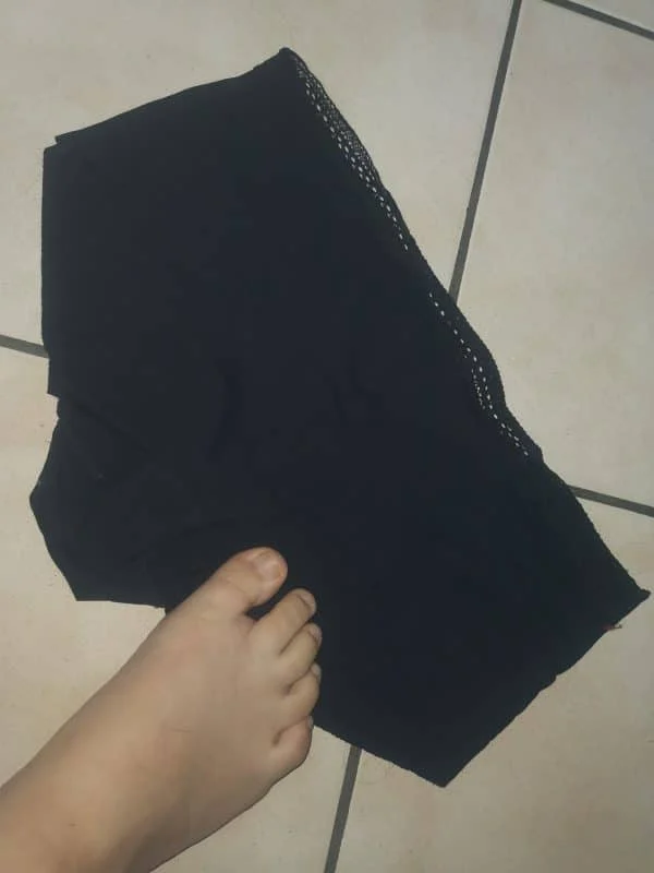 Petite culotte noire avec restes cyprine + restes period (conservée en sachet fermé) – Image 4