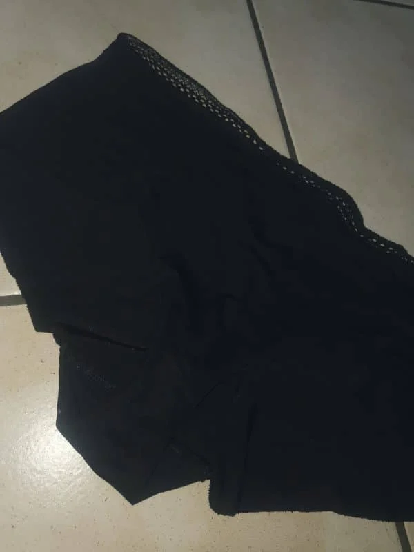 Petite culotte noire avec restes cyprine + restes period (conservée en sachet fermé) – Image 5