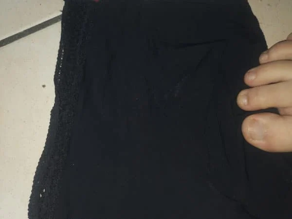 Petite culotte noire avec restes cyprine + restes period (conservée en sachet fermé) – Image 9