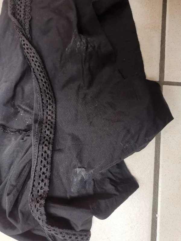 Petite culotte noire avec restes cyprine + restes period (conservée en sachet fermé) – Image 11