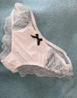 Culotte blanche avec détails noirs dans la dentelle