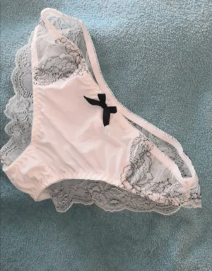 Culotte blanche avec détails noirs dans la dentelle