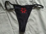 String noir, fleur noire et rouge