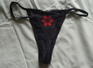 String noir, fleur noire et rouge