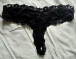 String noir en dentelles