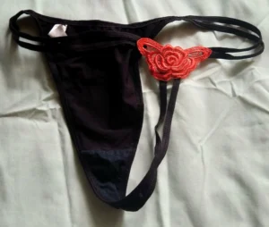 String noir avec fleur rouge
