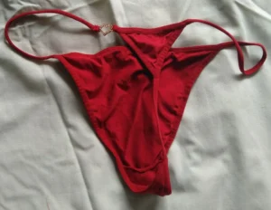 String rouge avec coeur à l’arrière