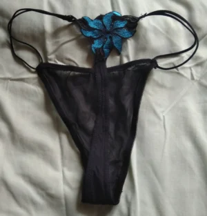 String noir, fleur bleue
