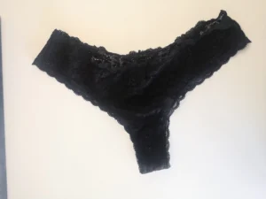 Tanga noir tres sexy porté 48h avec masturbation