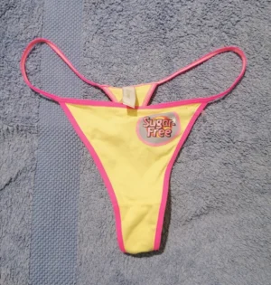 Vend string porté nombreux choix forme et couleur
